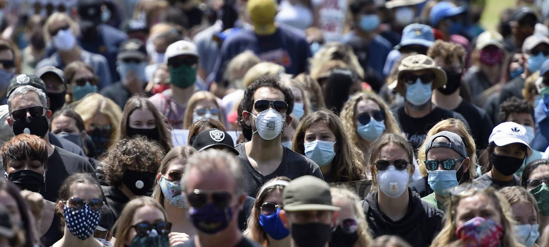 crowd-wearing-masks-2000×900-1